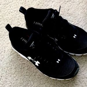 Very lightly worn under armour gym shoes